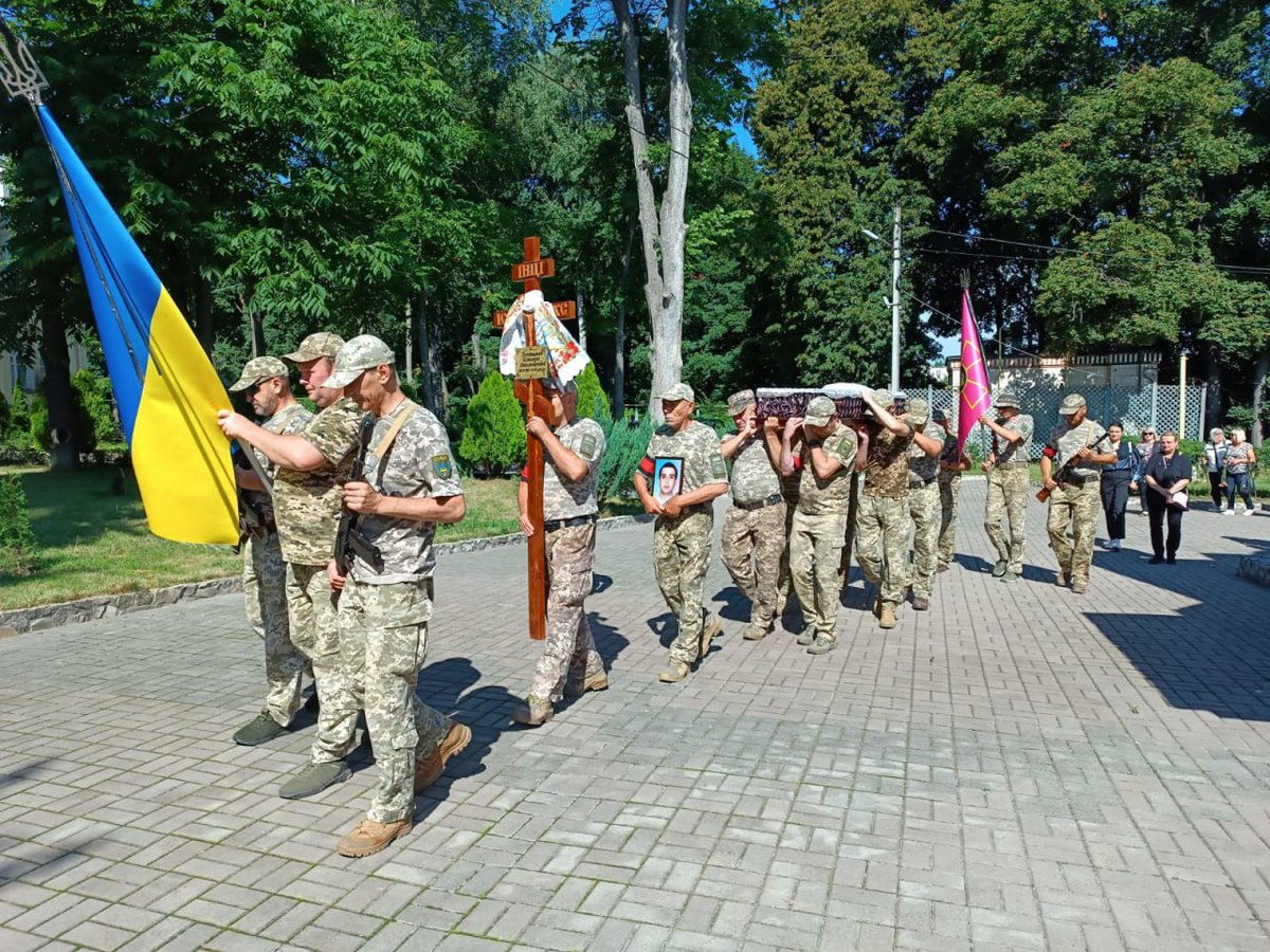 Сьогодні Сумська громада попрощалась з Дмитром Богатирьовим

Старший солдат Дмитро Богатирьов помер 17 липня 2025 року  в одній із районних лікарень внаслідок хвороби.

На час смерті воїну було 39 років.