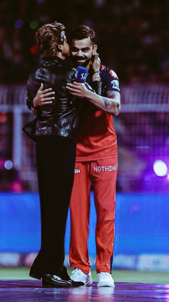 LetsVibeWidzMe's tweet image. Srk & virat Kohli fans are fighting with each other..🤡
Meanwhile Virat & Srk - 🥹😍🥰😘🫂