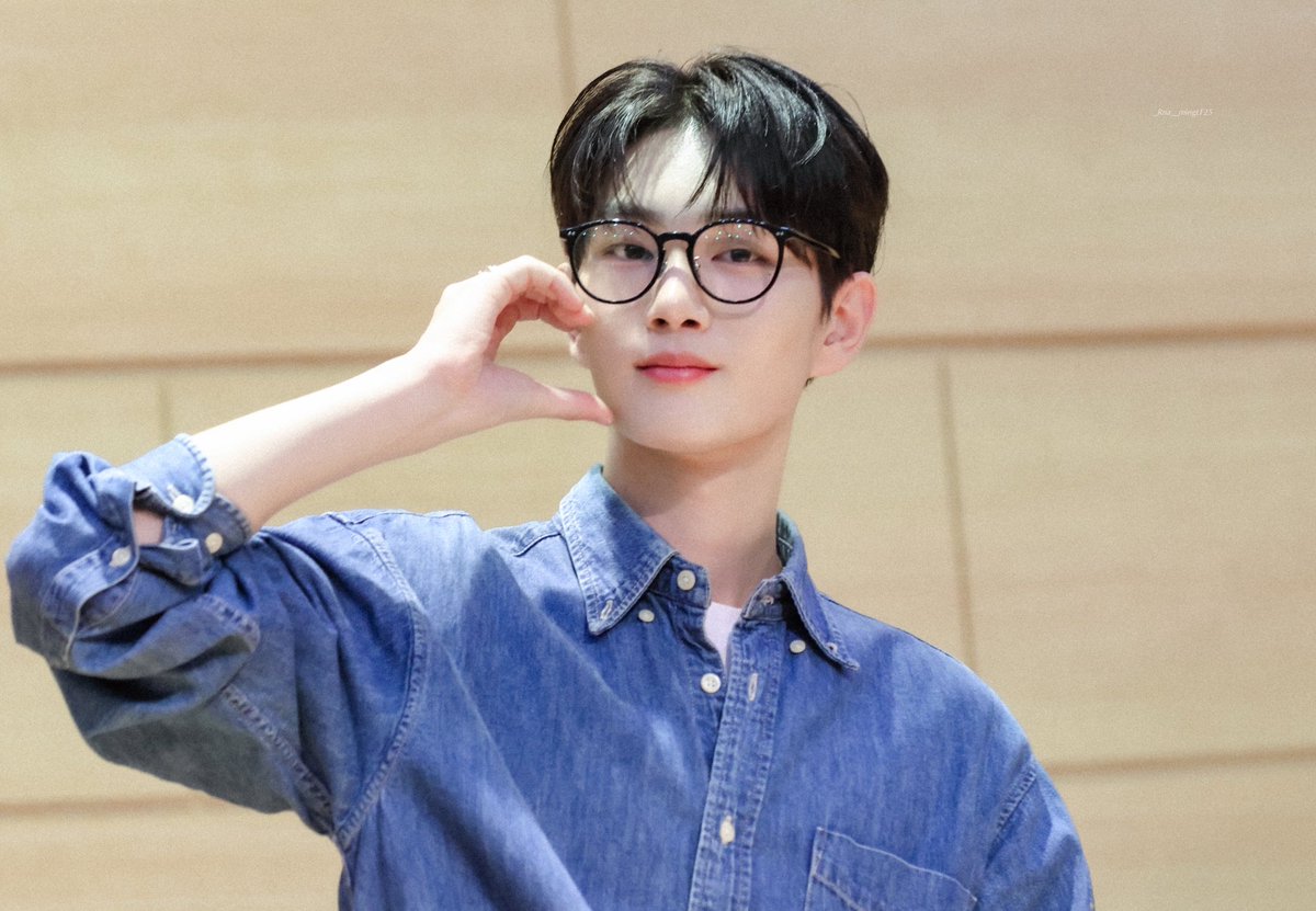 창욱아 생일 축하해.⊹ ࣪ ˖ 🎤🩶
언제나 따뜻한 사랑과 응원이 창욱이를 감싸주길 🫂🍀
 #DRIPPIN #드리핀 #주창욱