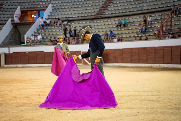 AytoColmenar's tweet image. 🌙🐂 Hoy viernes, última cita de 'Las Nocturnas' de #ColmenarViejo
⌚️ 22:00h
🏟️ Plaza de Toros
🎟️ Entrada gratuita
🇪🇸 Participan escuelas y ganaderías de toda España
