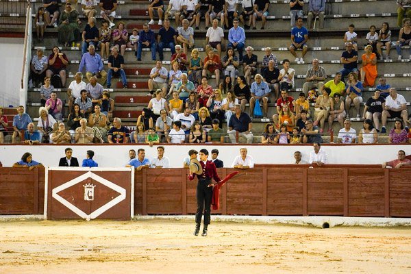 AytoColmenar's tweet image. 🌙🐂 Hoy viernes, última cita de 'Las Nocturnas' de #ColmenarViejo
⌚️ 22:00h
🏟️ Plaza de Toros
🎟️ Entrada gratuita
🇪🇸 Participan escuelas y ganaderías de toda España