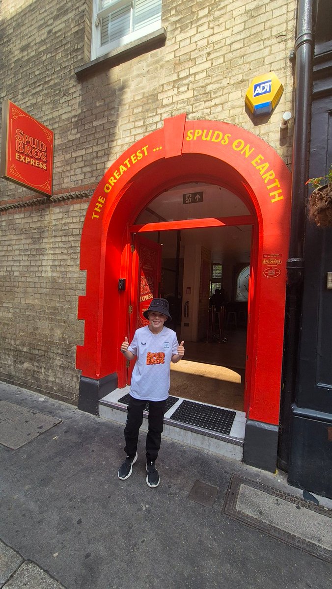 Coach__Iain's tweet image. @thespudbrothers we&apos;ve come down to London to see Oasis and my lad just HAD to go to Spud Bros Express. The staff were amazing with him so Thank You to you and the team #spudbros #pnefc