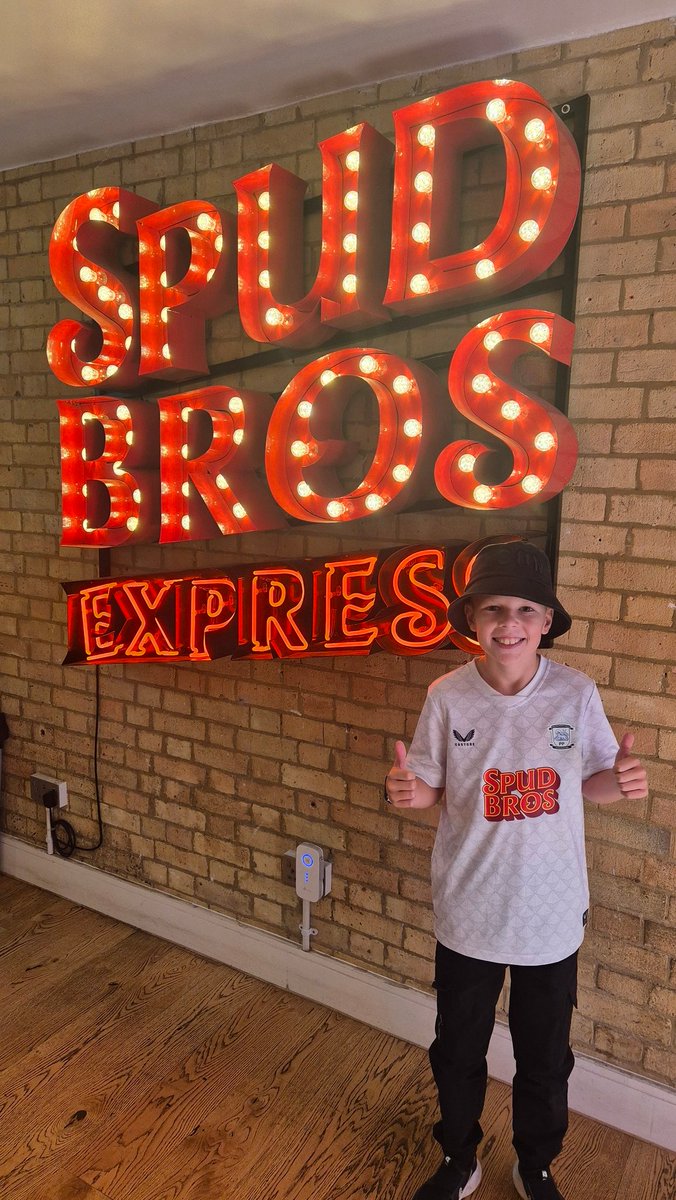 Coach__Iain's tweet image. @thespudbrothers we&apos;ve come down to London to see Oasis and my lad just HAD to go to Spud Bros Express. The staff were amazing with him so Thank You to you and the team #spudbros #pnefc