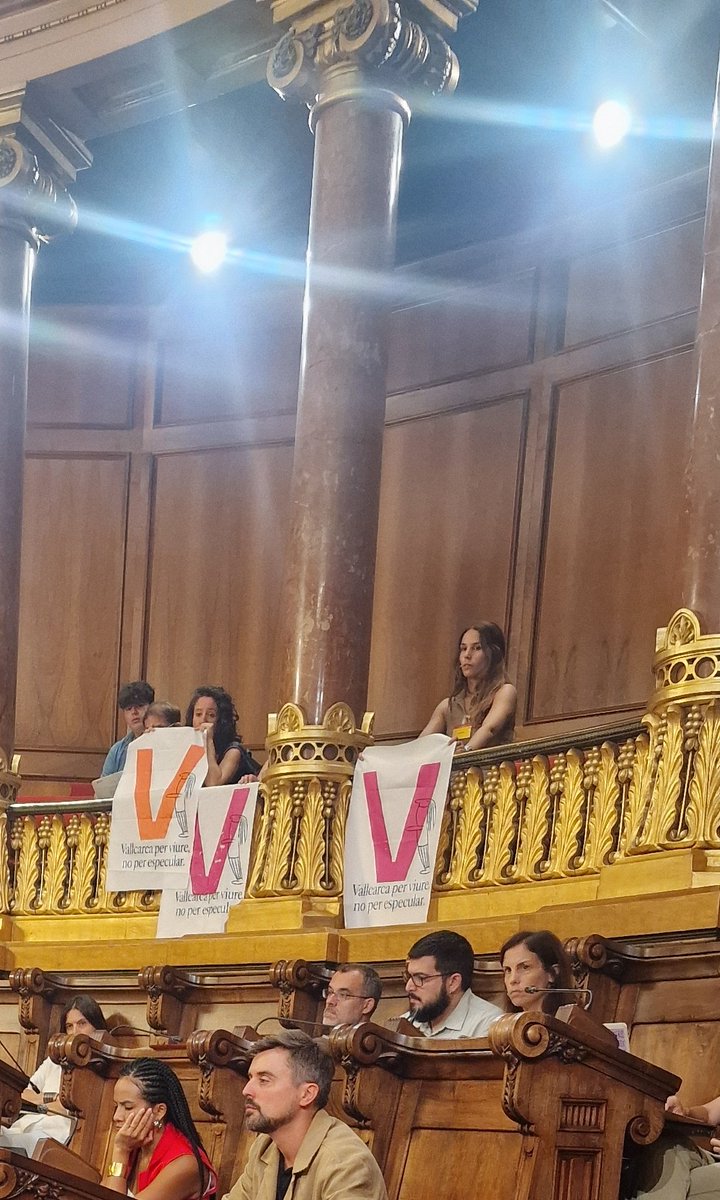 LibertoMSO's tweet image. El ayuntamiento de Barcelona aprobó un reglamento para impedir el uso de la tribuna de público como escaparate de propaganda, se prohibieron gritos, pancartas ...
¿a todos?
No, los okupas de Vallcarca tienen carta blanca.
¡¡¡Vergonzoso!!!