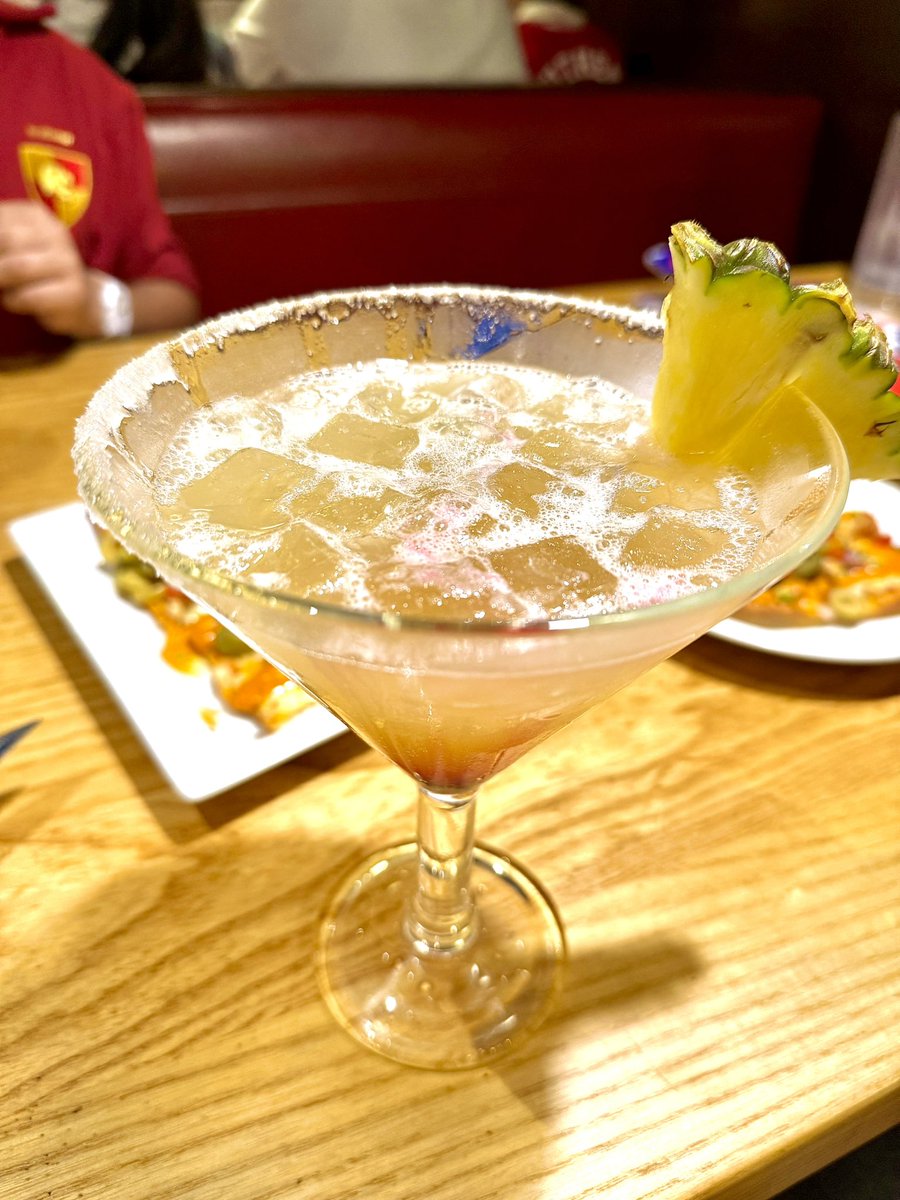 RockEnnRolla's tweet image. Fun time out with Dottie 👧
Pic 1: She’s picking the poses
Pic 2: Bought some sports memorabilia and jersies
Pic 3: And that’s my mocktail “Evolution”
Pic 4: 0130-200 AM 3km run
