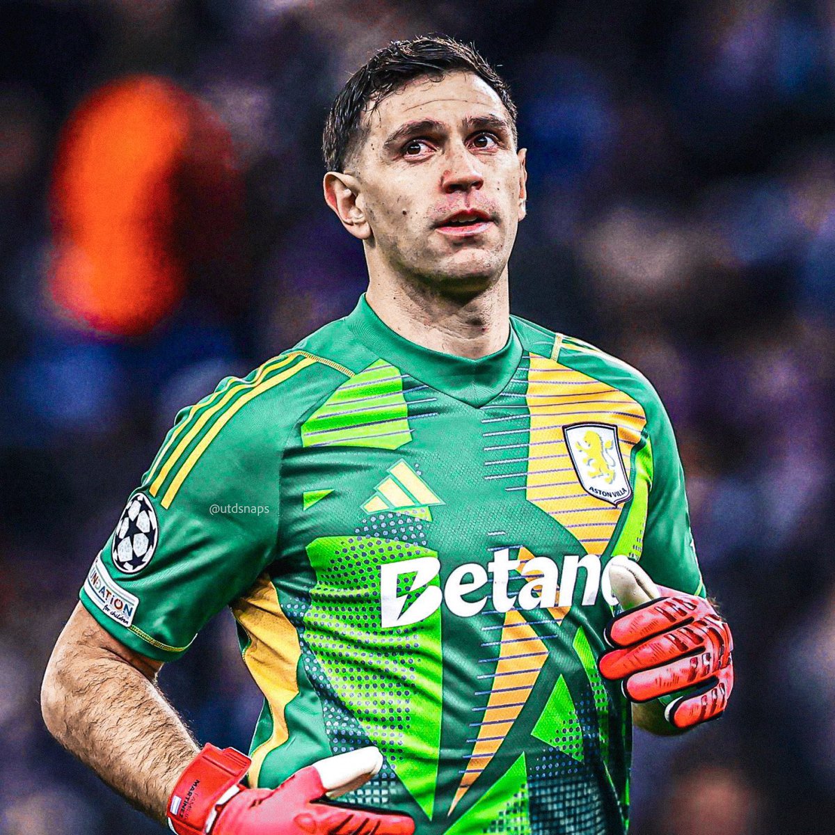 TheWavyRed's tweet image. Yo chat, should we go for old & experienced GK or a young & potential world class GK?