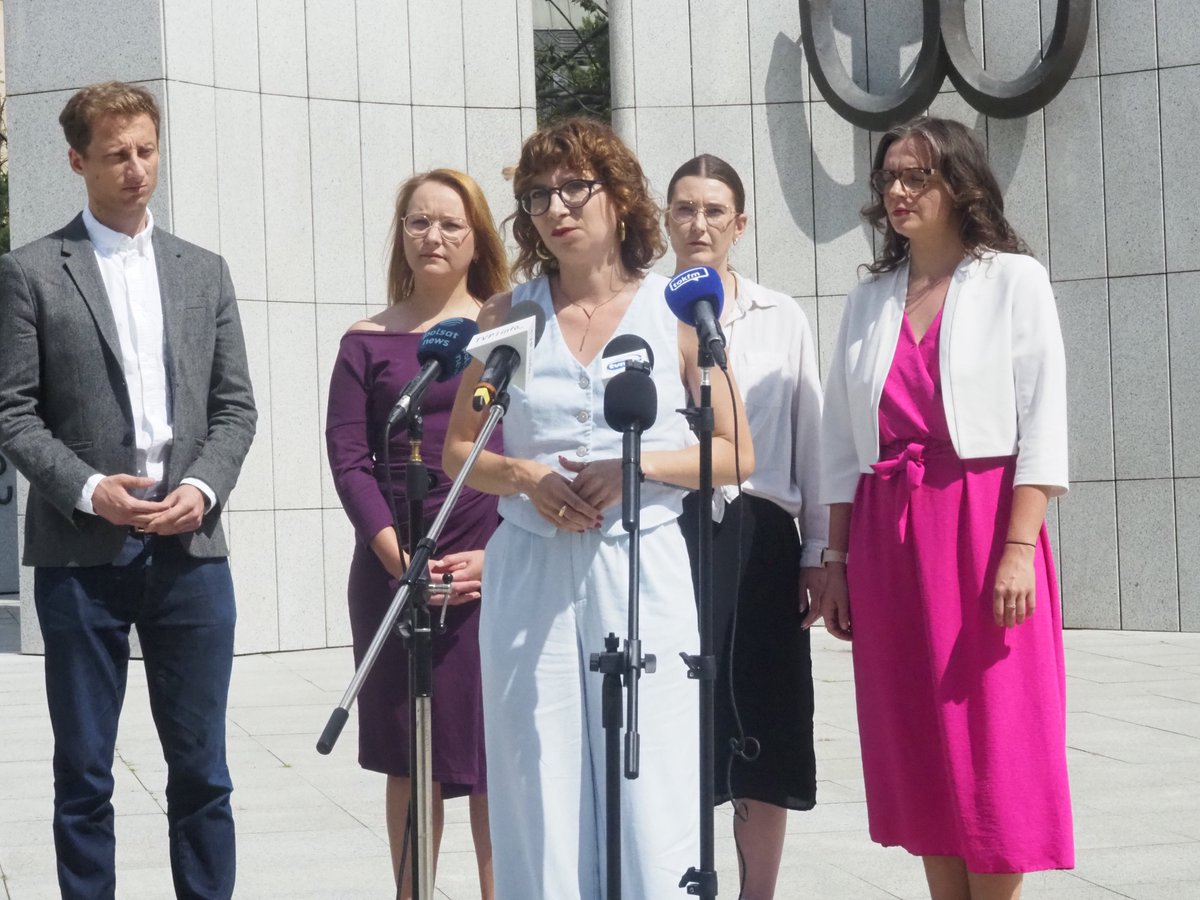 GoTracz's tweet image. ❗ Strach nigdy nie zapewni nam bezpieczeństwa. Mówimy: STOP przemocy!
🤝 Dzisiaj razem z @JachiraKlaudia, @dgpopiolek i @f_sterczewski stanęliśmy wspólnie z inicjatorami i inicjatorkami apelu "Zero tolerancji dla przemocy", których reprezentowała Paulina Piórkowska (Kuchnia…