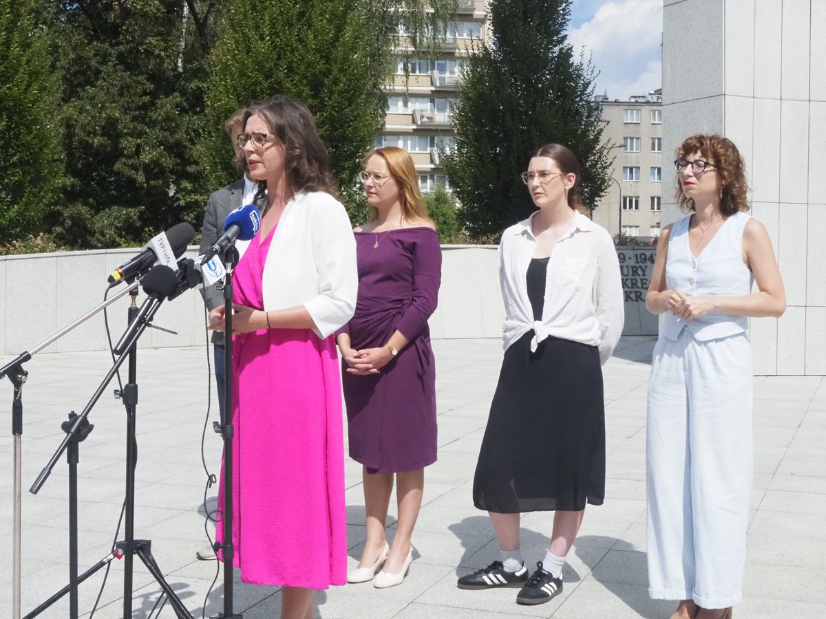 GoTracz's tweet image. ❗ Strach nigdy nie zapewni nam bezpieczeństwa. Mówimy: STOP przemocy!
🤝 Dzisiaj razem z @JachiraKlaudia, @dgpopiolek i @f_sterczewski stanęliśmy wspólnie z inicjatorami i inicjatorkami apelu "Zero tolerancji dla przemocy", których reprezentowała Paulina Piórkowska (Kuchnia…