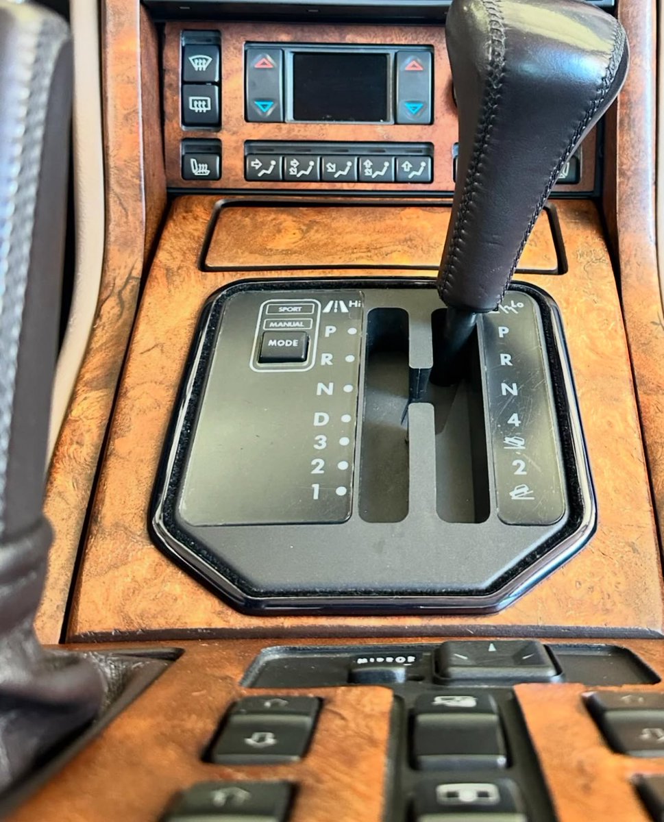 PassionOfMotors's tweet image. ❇️ من يعرف السيارة جات فيها عصا ناقل الحركة على شكل حرف H .
.