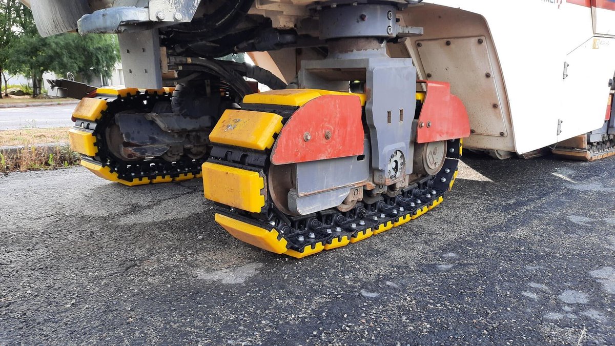 Great to see our DuraTrack chains with clip-on rubber pads installed on a Wirtgen W100CFi 👌

 🙏 Thank you to our client in France for their trust and this great collaboration.

 Seeing our products equip machines and meet customer expectations is always a great source of pride