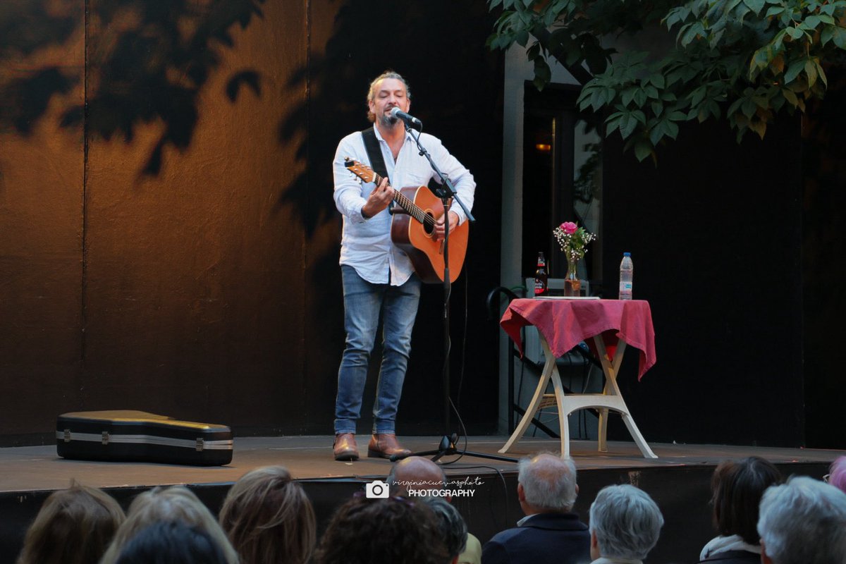 Anoche, la Casa Zorrilla de Valladolid se llenó de emoción y poesía con el concierto íntimo de Paco Cifuentes, quien conquistó al público con su voz y sus versos
<a href="/CulturaVLL_/">CulturaVLL</a> 

#casadelpoeta 
#casazorrilla 
#culturavalladolid