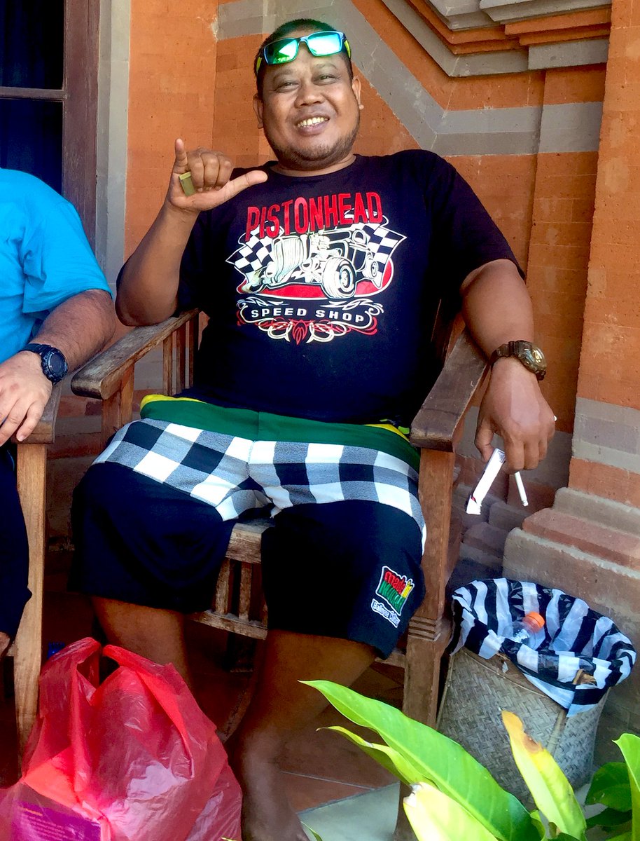 oshikenhalnatsu's tweet image. 2度のバリ島旅行で世話になったムダさんが今朝亡くなったと聞いてめっちゃショックだわ
確か自分と歳変わらなかった気がする
ムダさんち泊めさせてもらったりいろいろ食わせてもらったりあちこち連れて行ってもらったりしたんだよな
残念過ぎてならない。また会いたかったわ
ご冥福をお祈りします