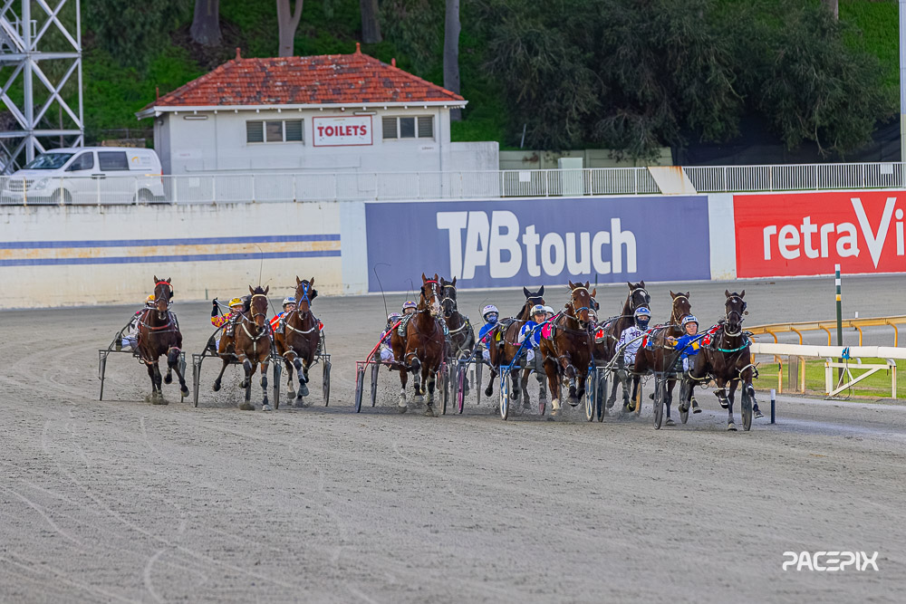 Im Lord Logan leads all the way in the opener for On Edge Racing and Dylan Egerton-Green in the Regency silks...

#GloucesterPark | 📸: <a href="/Pacepix_AU/">PACEPIX</a>
