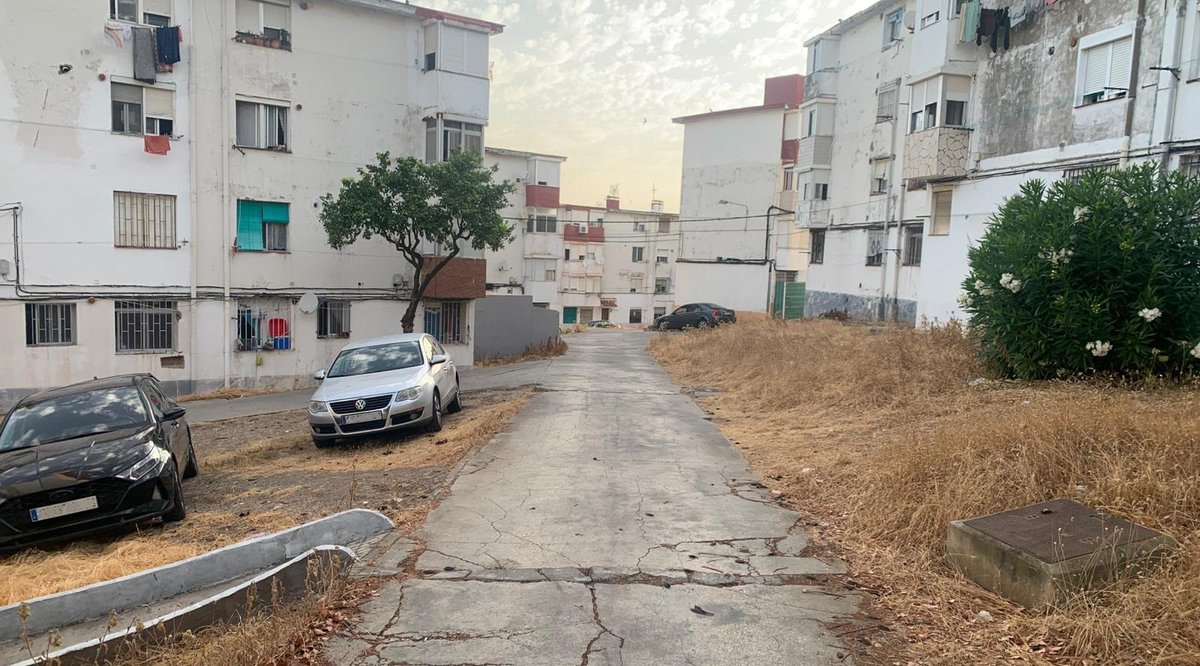 Rocío Díaz Jiménez (@rocio_diazj) on Twitter photo Damos un paso más en la rehabilitación de la barriada de La Piñera de #Algeciras.
Licitamos las obras de reurbanización de los espacios públicos del entorno de estas 256 viviendas públicas de <a href="/avrandalucia/">Agencia de Vivienda y Rehabilitación de Andalucía</a>.
Gracias al <a href="/aytoalgeciras/">Ayto. de Algeciras</a> por su colaboración.
#FEDER #Cádiz Damos un paso más en la rehabilitación de la barriada de La Piñera de #Algeciras.
Licitamos las obras de reurbanización de los espacios públicos del entorno de estas 256 viviendas públicas de <a href="/avrandalucia/">Agencia de Vivienda y Rehabilitación de Andalucía</a>.
Gracias al <a href="/aytoalgeciras/">Ayto. de Algeciras</a> por su colaboración.
#FEDER #Cádiz