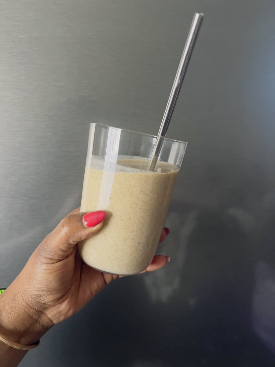nonitheotiginal's tweet image. Chia seeds and yoghurt smoothie.
I added liqui-fruit to sweeten it cause there’s no fruit.
I added bran flakes for fibre🙂↕️🤝
Taste 👌🏽 you need to add a lot of juice , cause chia seeds form a paste in the blender.