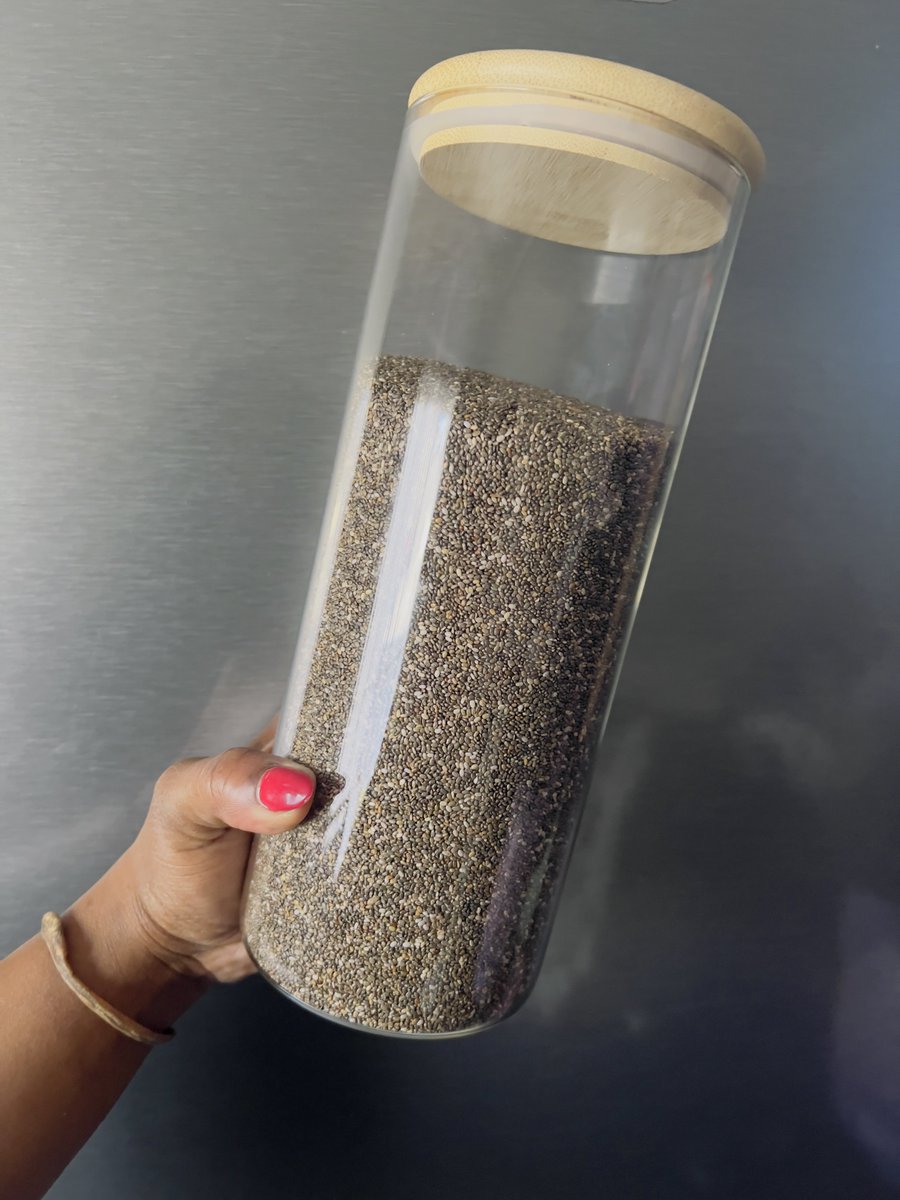 nonitheotiginal's tweet image. Chia seeds and yoghurt smoothie.
I added liqui-fruit to sweeten it cause there’s no fruit.
I added bran flakes for fibre🙂↕️🤝
Taste 👌🏽 you need to add a lot of juice , cause chia seeds form a paste in the blender.