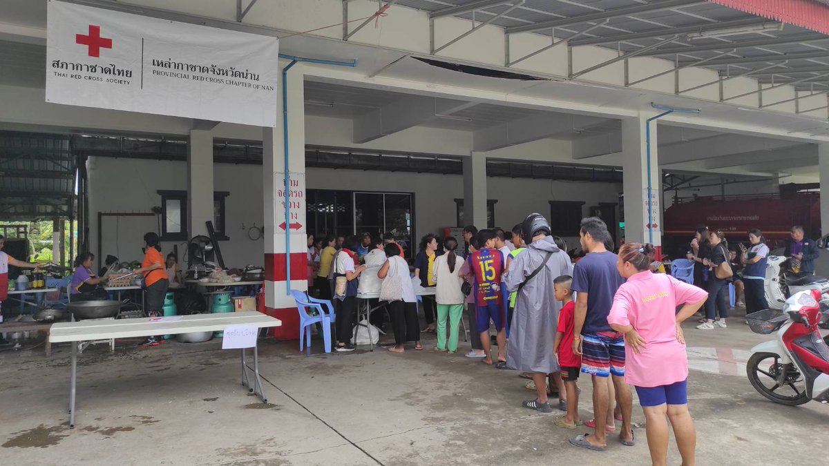 ThaiRedCross's tweet image. #เหล่ากาชาดจังหวัดน่าน ตั้งหน่วย #ครัวเคลื่อนที่ แจกจ่ายอาหารให้ประชาชนที่ได้รับผลกระทบจาก #น้ำท่วม ในพื้นที่ #จังหวัดน่าน
โดยมี #อาสาสมัครกาชาด และ #จิตอาสา ร่วมผลิตอาหารปรุงสุกพร้อมรับประทาน จำนวน 2,000 กล่อง พร้อมชุดน้ำดื่ม
#น้ำท่วม #น่าน #น้ำท่วมน่าน #สภากาชาดไทย