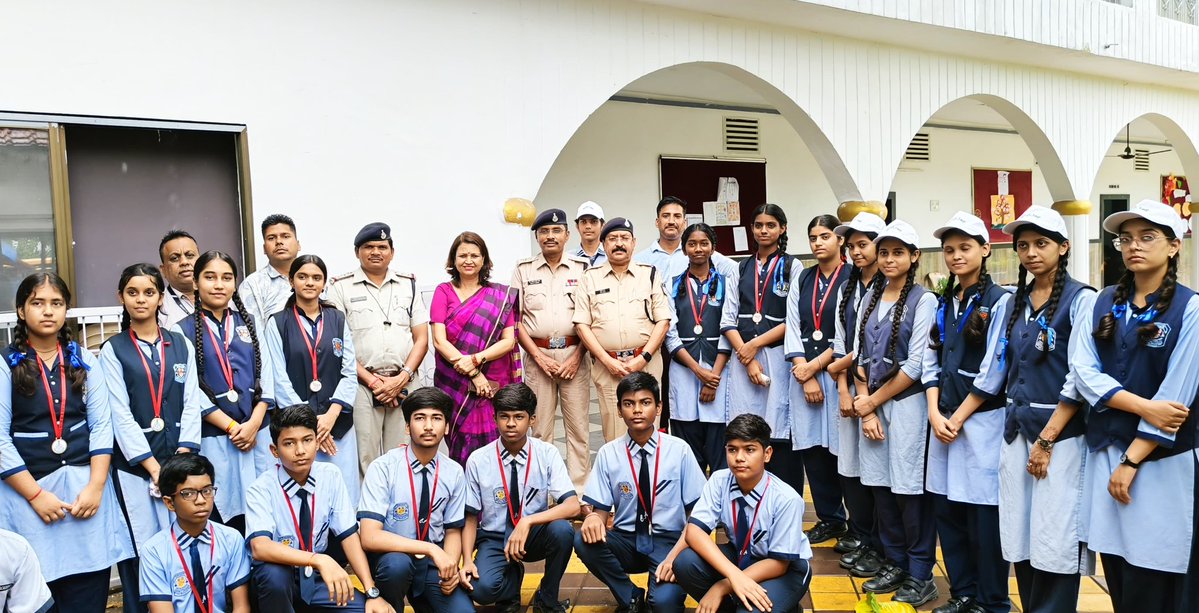 Umaria_SP's tweet image. "नशे से दूरी,है जरूरी" अभियान के तहत सेंट्रल एकेडमी स्कूल उमरिया में नशामुक्ति विषय पर प्रतियोगिता का आयोजन, बच्चों ने अपने आर्ट के माध्यम से कागज़ पर दर्शाये नशे के दुष्परिणाम
#नशे_से_दूरी_है_जरूरी
#SayNoToDrugs
#nashamuktmp
@DGP_MP
@ianuragIPS
@MPPoliceDeptt
@mohdept