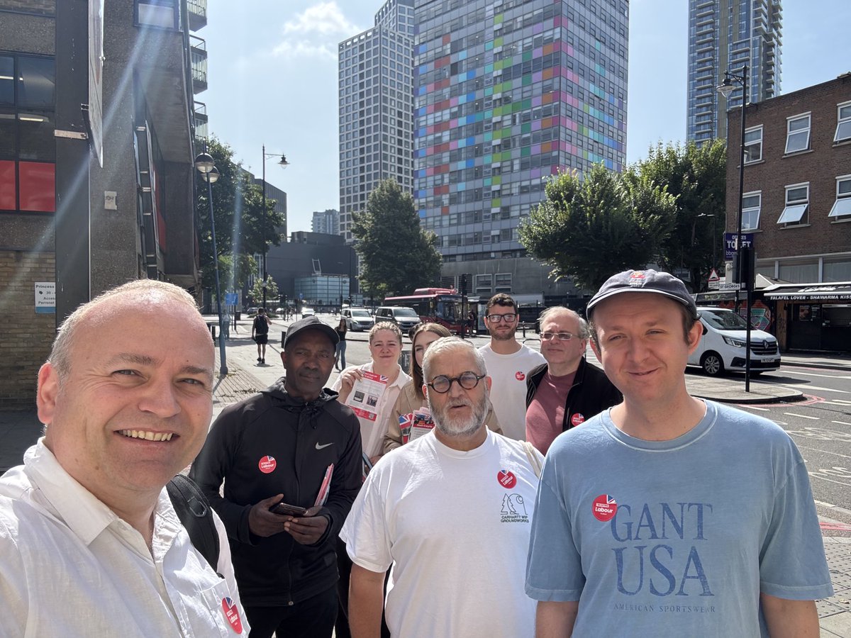 coyleneil's tweet image. Good to be out in #SE1 enjoying the ☀️ again this morning on the #LabourDoorstep 🌹 - every week I am out with local volunteers from @boslabour & @SouthwarkLabour councillors listening to local people & picking up concerns!