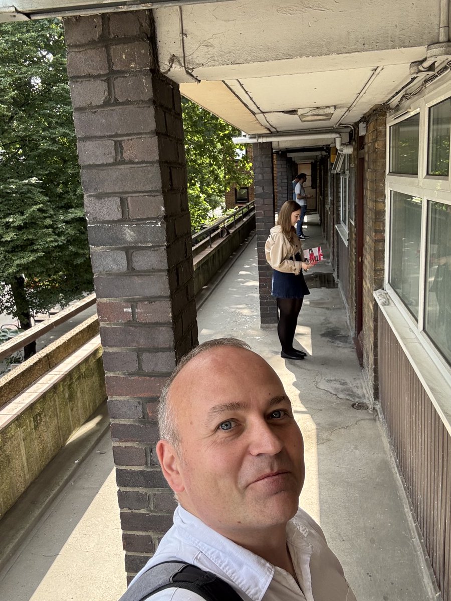 coyleneil's tweet image. Good to be out in #SE1 enjoying the ☀️ again this morning on the #LabourDoorstep 🌹 - every week I am out with local volunteers from @boslabour & @SouthwarkLabour councillors listening to local people & picking up concerns!