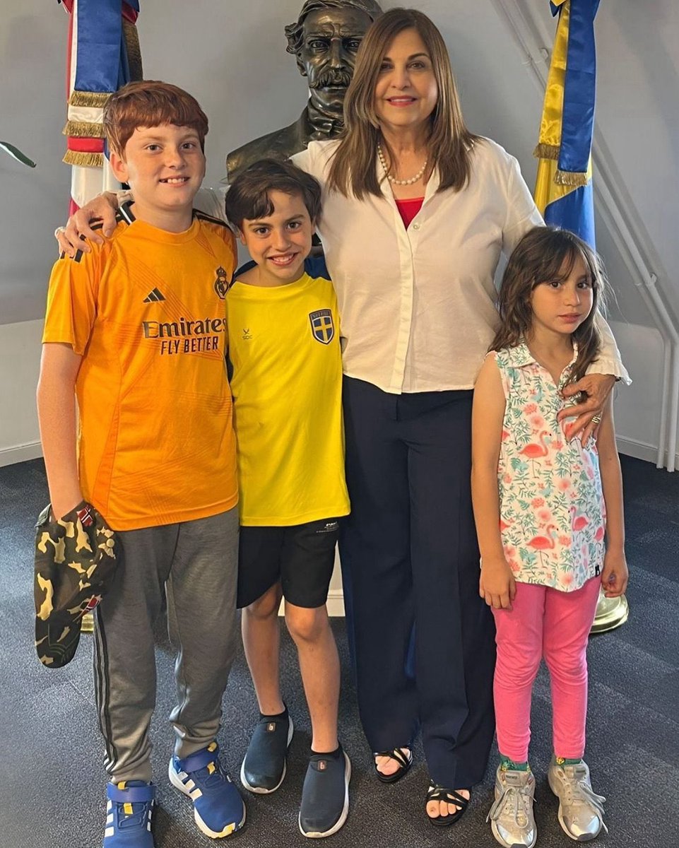Hoy la Embajada Dominicana en Suecia se llenó de alegría con la visita de Sebastián, Leonardo y Camila Franco Del Monte, quienes vinieron a Suecia a participar en un partido de fútbol. Gracias a sus padres Alejandro y Scarlet Franco por esta grata visita. ❤️💙🇩🇴🌟