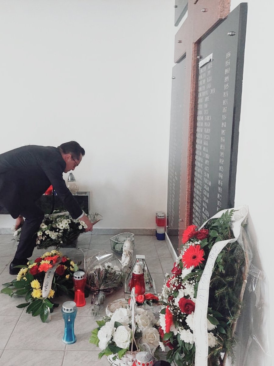 JulianReillyUK's tweet image. Danas se sjećamo 68 ubijenih u #Briševo kod Prijedora u julu 1992. Govoriti istinu, sprovoditi pravdu i očuvati sjećanje su koraci neophodni za pomirenje u BiH a UK će uvijek podržavati napore koji vode ka mirnom i pravednom bh. društvu.