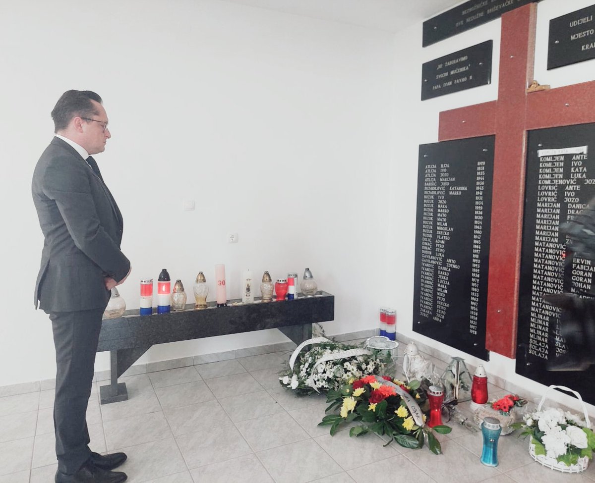 JulianReillyUK's tweet image. Danas se sjećamo 68 ubijenih u #Briševo kod Prijedora u julu 1992. Govoriti istinu, sprovoditi pravdu i očuvati sjećanje su koraci neophodni za pomirenje u BiH a UK će uvijek podržavati napore koji vode ka mirnom i pravednom bh. društvu.