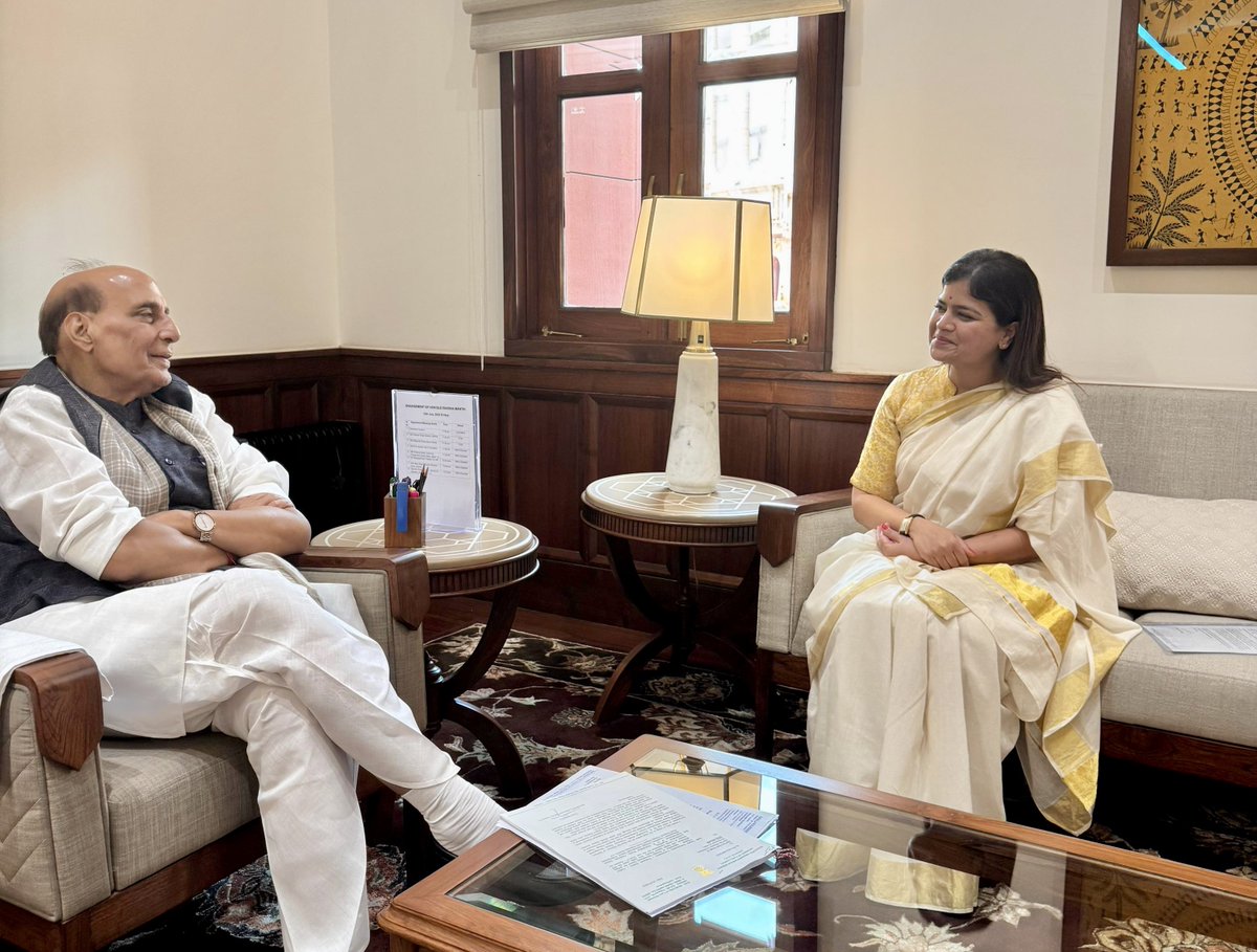 Poonam Pramod Mahajan (@poonam_mahajan) on Twitter photo संसद भवन में हमारे वरिष्ठ नेता, माननीय रक्षामंत्री श्री <a href="/rajnathsingh/">Rajnath Singh</a> जी से भेंट कर बांद्रा पूर्व विधानसभा की डिफेंस लैंड पर रह रहे लोगों के पुनर्वास के शीघ्र समाधान का निवेदन किया। माननीय रक्षा मंत्री जी ने इस विषय पर राज्य सरकार को हर संभव सहयोग करने का आश्वासन दिया है। संसद भवन में हमारे वरिष्ठ नेता, माननीय रक्षामंत्री श्री <a href="/rajnathsingh/">Rajnath Singh</a> जी से भेंट कर बांद्रा पूर्व विधानसभा की डिफेंस लैंड पर रह रहे लोगों के पुनर्वास के शीघ्र समाधान का निवेदन किया। माननीय रक्षा मंत्री जी ने इस विषय पर राज्य सरकार को हर संभव सहयोग करने का आश्वासन दिया है।