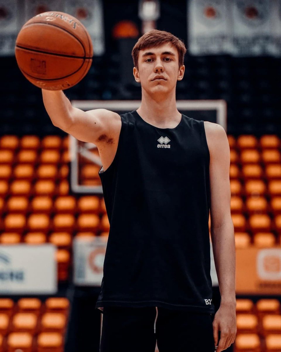 mons_hainaut's tweet photo. 🏀 Matteo Verstraete rejoint l'équipe pour la saison 2025-26 ! 

🙏 Né le 12 novembre 2003 en Belgique, Matteo arrive tout droit d’Ostende. 1m98 en poste ailier.

💪 Son dynamisme et sa vision du jeu  promettent de belles choses pour cette saison !

🤝 Bienvenue à Mons, Matteo ! https://t.co/fIcS61kdzZ
