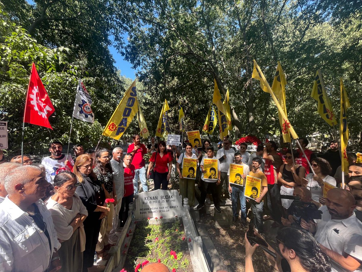 devturizmis's tweet image. DİSK Deri-İş sendikası Genel Başkanı Kenan Budak&apos;ı aramızdan ayrılışının 44&apos;üncü yılında mezarı başında andık.

Kenan Budak ekmek ve alınteri mücadelemizde yol gösterici olarak yaşamaya devam ediyor!