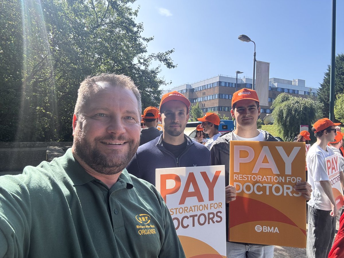 kchewings's tweet image. Left the Perry Barr picket and headed straight to the QMC to stand in solidarity with striking resident doctors ✊
From refuse workers to frontline medics — this fight is one and the same: dignity, pay, and respect.
#BinStrike #DoctorsStrike #SolidarityForever 🪧🏥✊