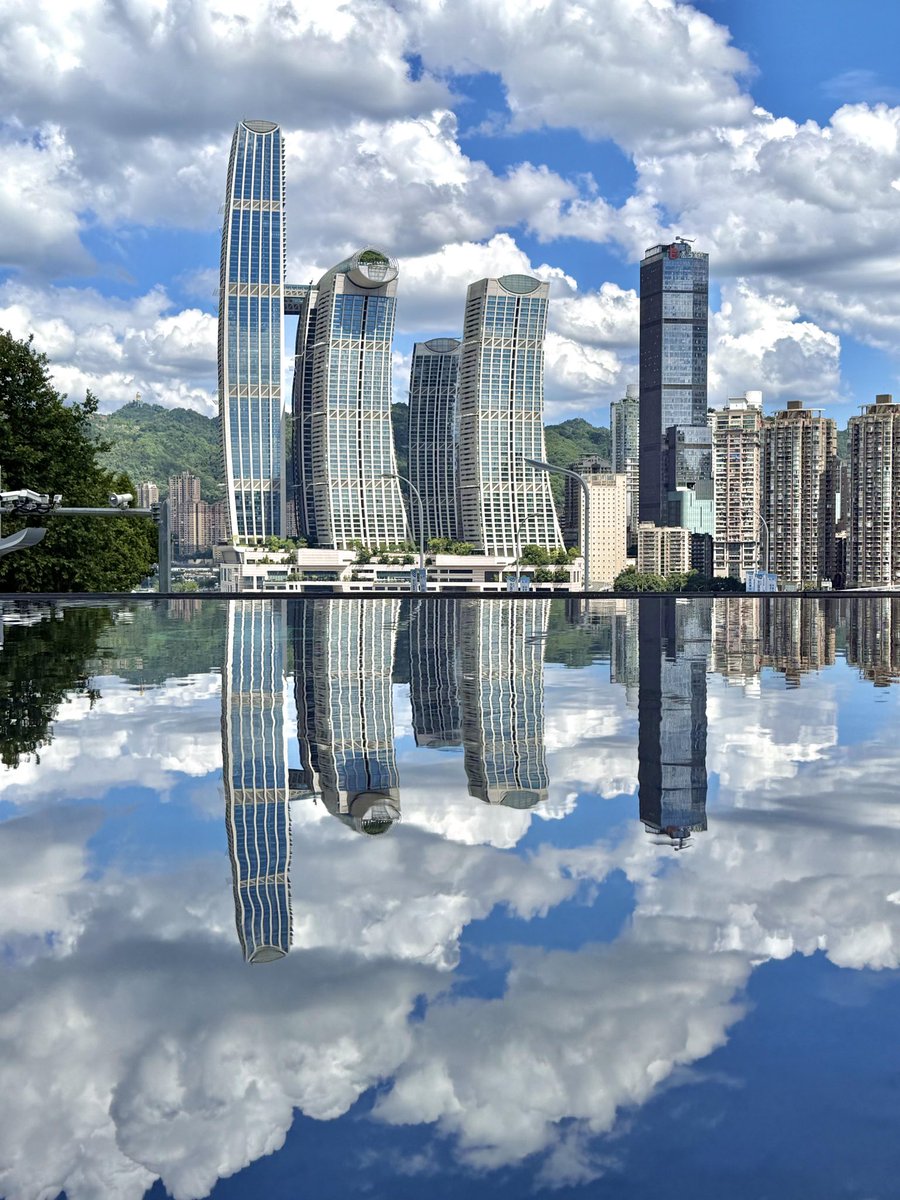 Summer skies turning the city into a dream.
📍Chongqing