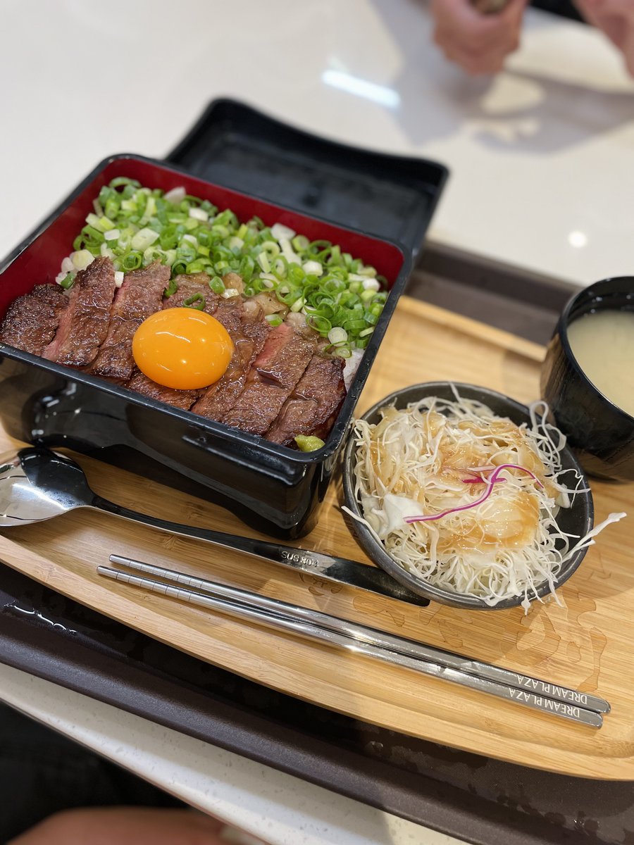 開幕第一天就來跟別人擠