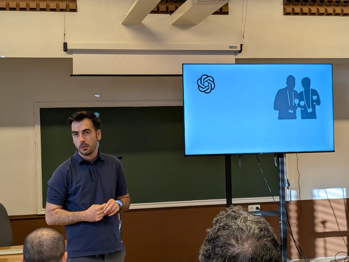 GolinoHudson's tweet image. Symposium led by @MigSorrel on bridging Psychometrics and AI, with @diegoiglesias_ ! Very cool new work, and possible collaborations in sight!