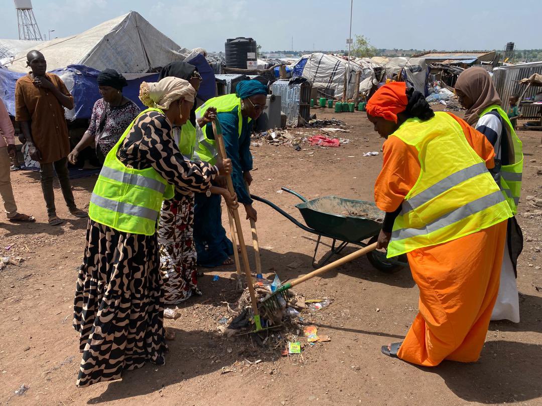 psaafml's tweet photo. 🧼 L’ODFE, avec le soutien du #PSAAF, a distribué des kits d’hygiène à une cinquantaine de femmes déplacées à Faladié. Une journée de salubrité et de solidarité pour améliorer les conditions de vie sur le site. #Solidarité #Déplacés #Hygiène #ODFE @Poulodebo @PresidenceMali https://t.co/LNwUMlTBD6