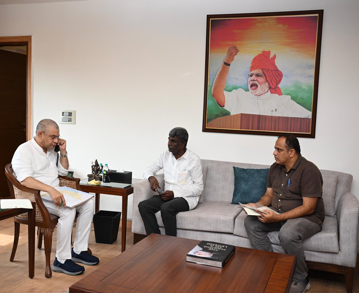 ಮಂಗಳೂರು-ಮಡಗಾಂವ್ ಎಕ್ಸ್‌ಪ್ರೆಸ್‌ ರೈಲಿಗೆ ಪಡುಬಿದ್ರಿ ರೈಲು ನಿಲ್ದಾಣದಲ್ಲಿ ನಿಲುಗಡೆಗೆ ಅವಕಾಶ ಕೊಡಬೇಕೆಂಬ ಬೇಡಿಕೆಯನ್ನು ಕೇಂದ್ರ ರೈಲ್ವೆ ಸಚಿವರಾದ ಶ್ರೀ ಅಶ್ವಿನಿ ವೈಷ್ಣವ್ ರವರ ಮುಂದಿಟ್ಟಿದ್ದು ಸಚಿವರು ಸಕಾರಾತ್ಮಕವಾಗಿ ಸ್ಪಂದಿಸಿದ್ದಾರೆ. ಶೀಘ್ರದಲ್ಲೇ ಶುಭಸುದ್ಧಿಯ ನಿರೀಕ್ಷೆಯಲ್ಲಿದ್ದೇವೆ.
<a href="/AshwiniVaishnaw/">Ashwini Vaishnaw</a>