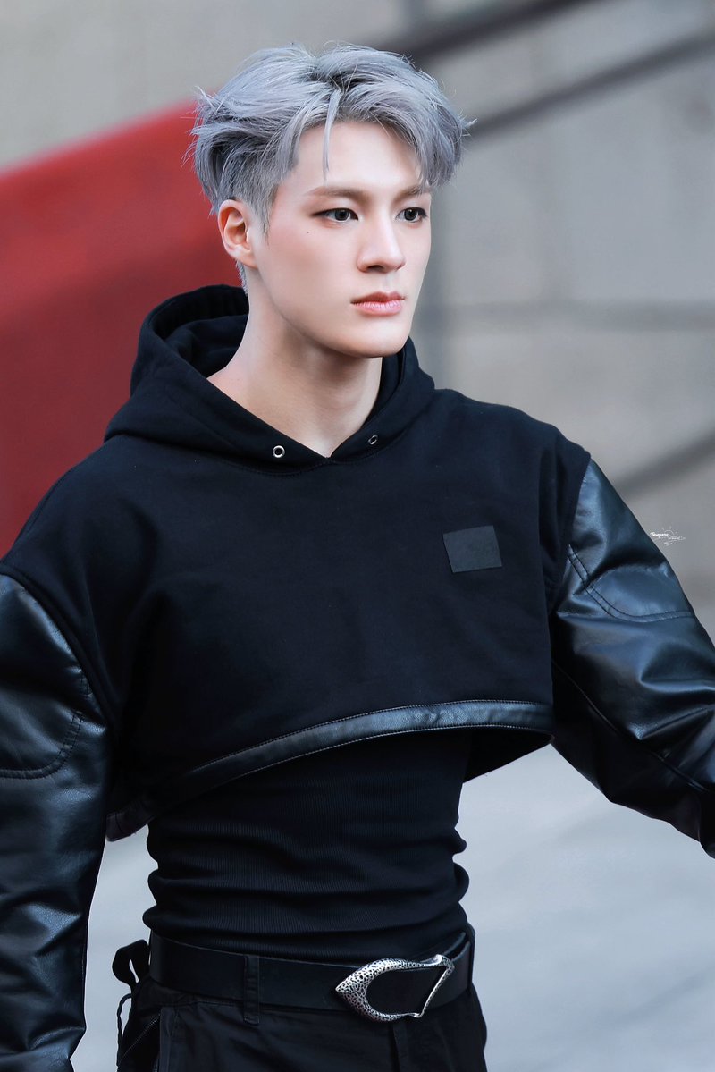 jenobubz's tweet image. "if i look like jeno hyung, wow, the world would be mine" so real jisung