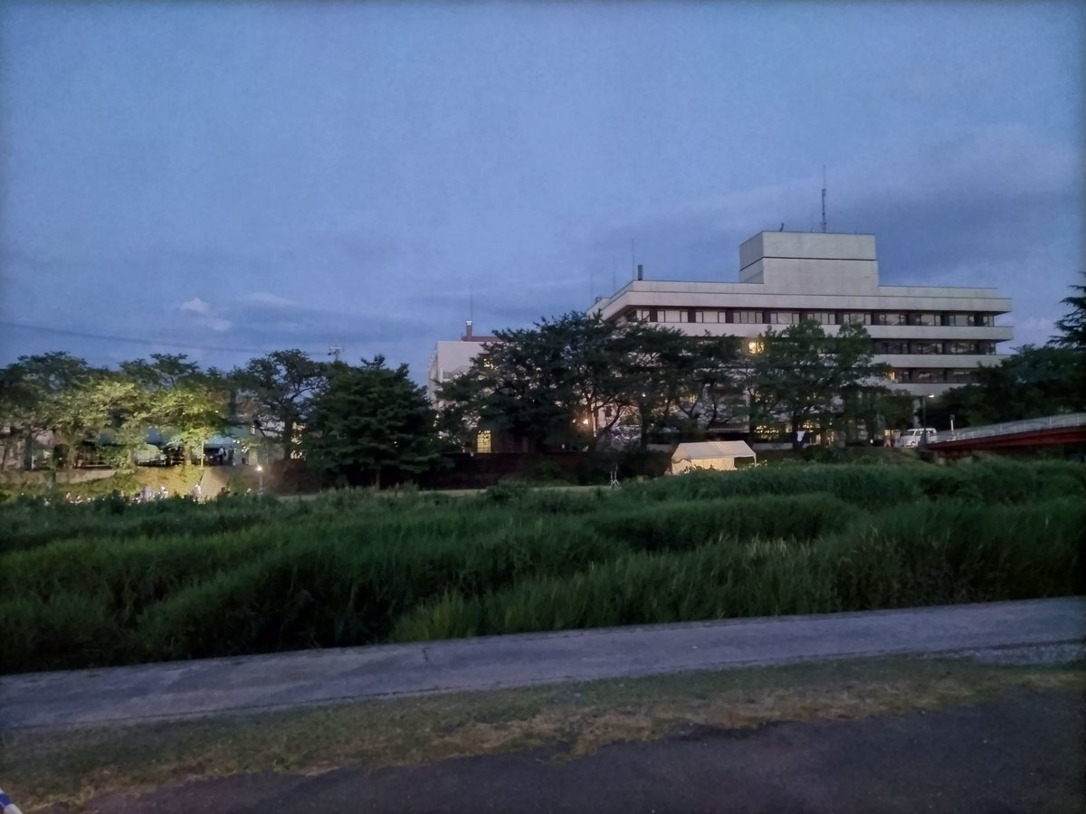 netsuokuri's tweet photo. 足元も暗くなって参りました。
もうあと20分ほどで福光めでた花火大会が開催されます！
実は、花火がすごく間近で見られると隠れた穴場花火大会と噂の福光めでた花火大会。
お見逃しのないように、小矢部川河川敷まで気を付けてお越しください〜 https://t.co/x0YCa0Bv7m