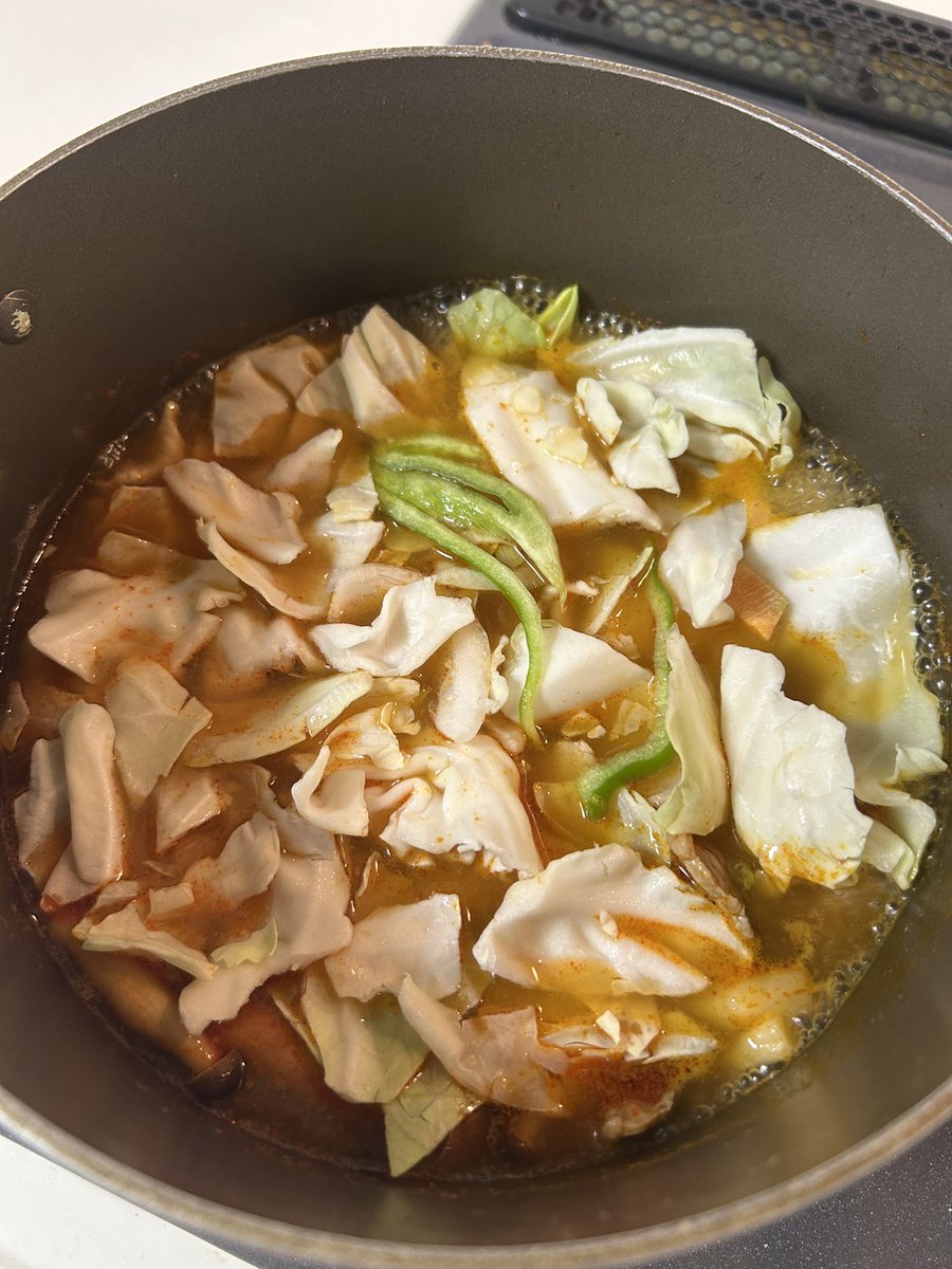 micha_micha7's tweet image. 牛さんに火が通ったらキャベツ炒め用野菜パックを投入です🐥🐣㊗️
お！良い感じです🆗