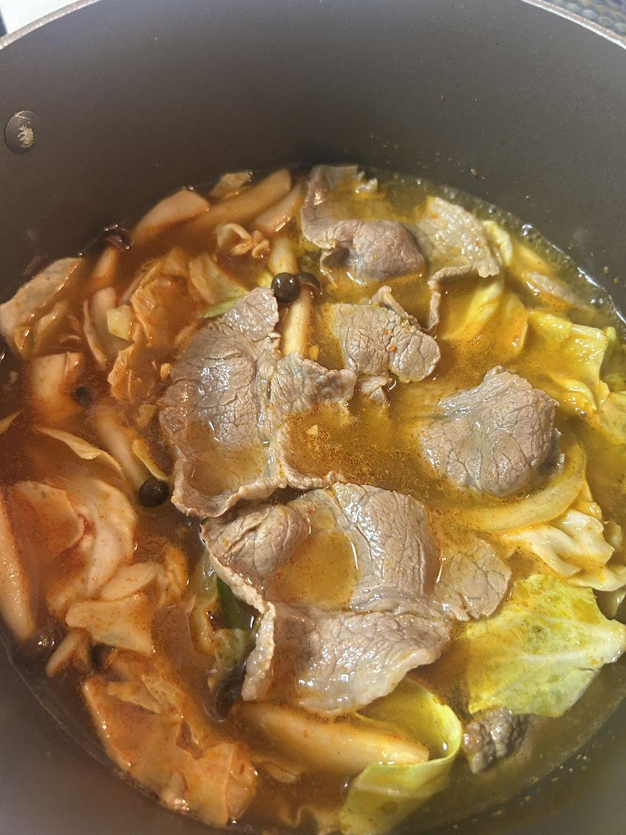 micha_micha7's tweet image. 牛さんに火が通ったらキャベツ炒め用野菜パックを投入です🐥🐣㊗️
お！良い感じです🆗