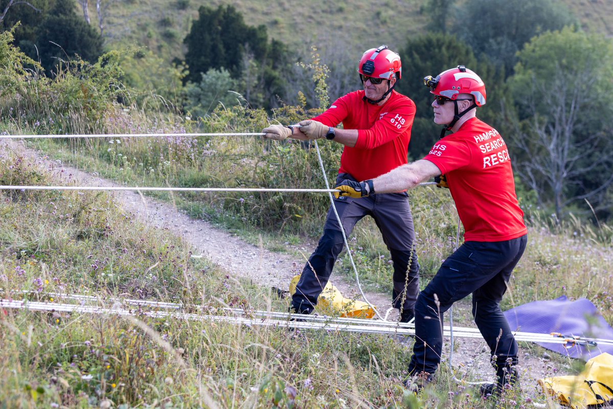 HANTSAR's tweet image. 🚨 HRST Training Update 🚨
Our rope team sharpened casualty recovery skills on the steep slopes of the South Downs—using our new harnesses funded by @ssencommunity 💪
#HANTSAR #HRST #Training #SSEN #Teamwork