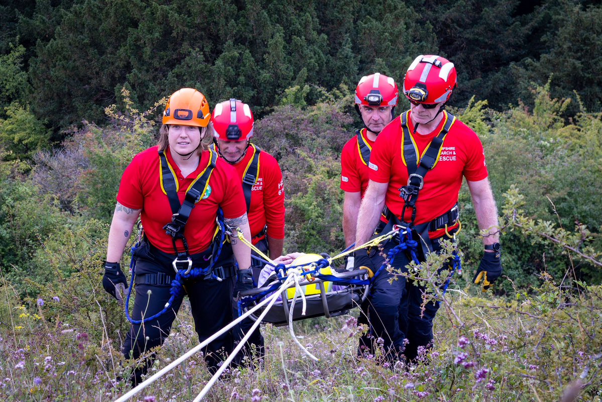 HANTSAR's tweet image. 🚨 HRST Training Update 🚨
Our rope team sharpened casualty recovery skills on the steep slopes of the South Downs—using our new harnesses funded by @ssencommunity 💪
#HANTSAR #HRST #Training #SSEN #Teamwork