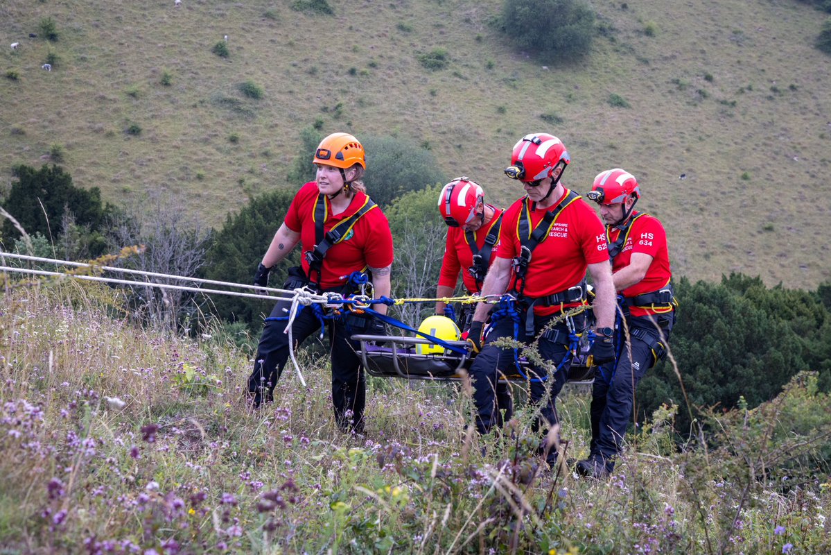 HANTSAR's tweet image. 🚨 HRST Training Update 🚨
Our rope team sharpened casualty recovery skills on the steep slopes of the South Downs—using our new harnesses funded by @ssencommunity 💪
#HANTSAR #HRST #Training #SSEN #Teamwork