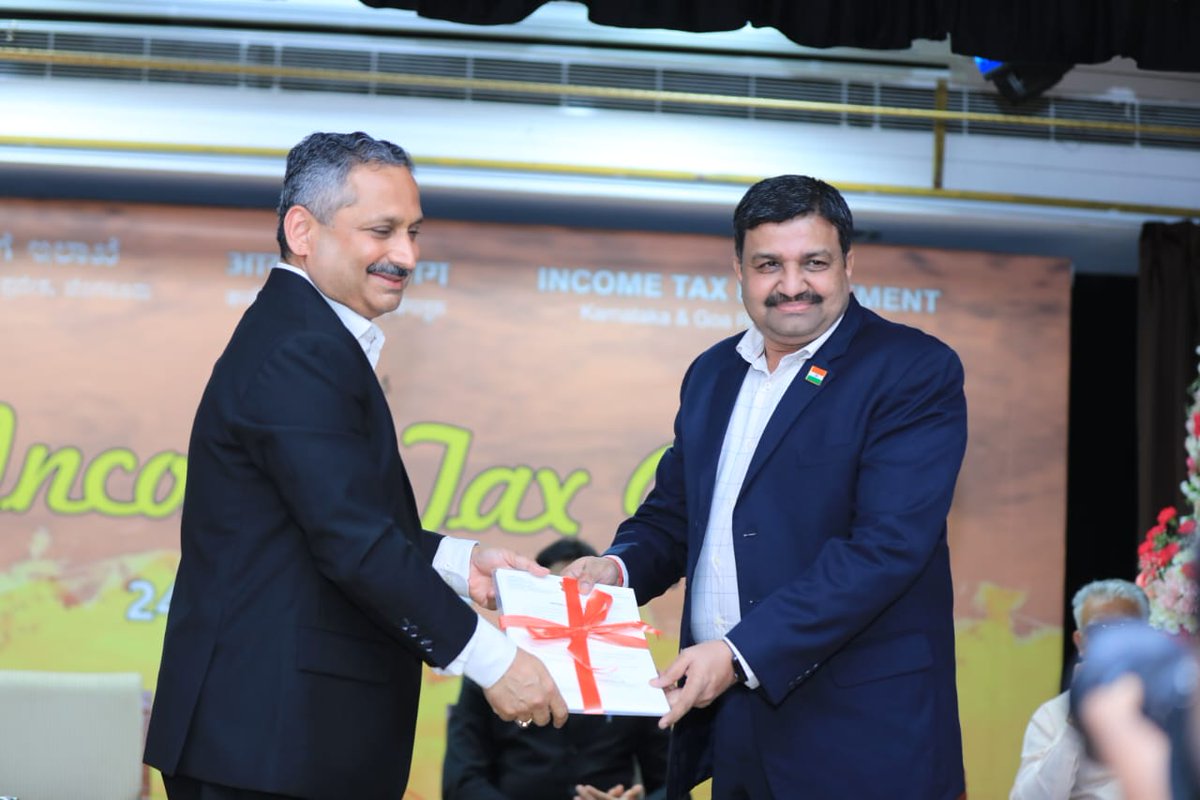 IncometaxKarGoa's tweet image. The Pr.CCIT Appreciation certificates are given to the best performing teams in the special drive conducted for Tax payer Services.Certificates of appreciation are given Officers & officials of the Income Tax Department who participated in the celebration.(5/5)
@IncomeTaxIndia