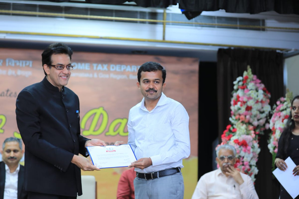 IncometaxKarGoa's tweet image. The Pr.CCIT Appreciation certificates are given to the best performing teams in the special drive conducted for Tax payer Services.Certificates of appreciation are given Officers & officials of the Income Tax Department who participated in the celebration.(5/5)
@IncomeTaxIndia