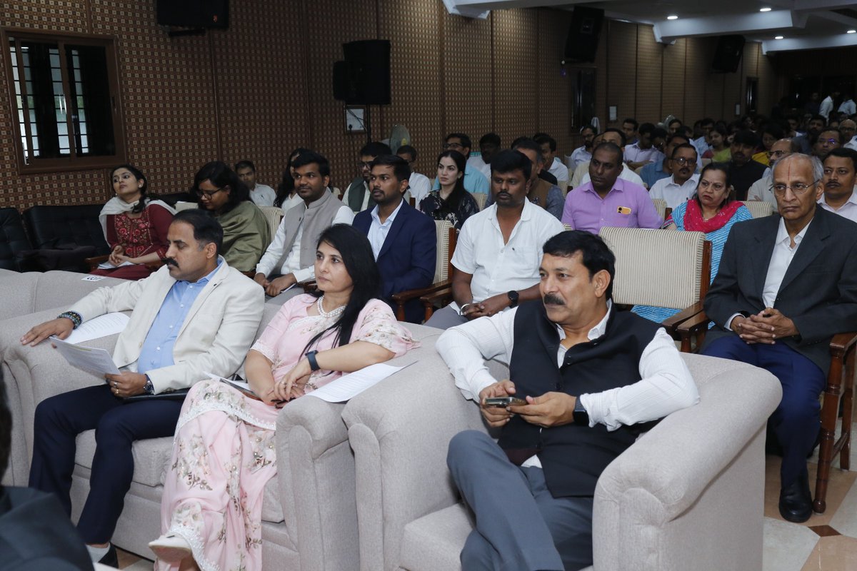 IncometaxKarGoa's tweet image. The Pr.CCIT Appreciation certificates are given to the best performing teams in the special drive conducted for Tax payer Services.Certificates of appreciation are given Officers & officials of the Income Tax Department who participated in the celebration.(5/5)
@IncomeTaxIndia