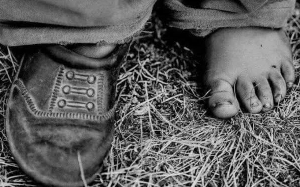 Yoksulluk demokratik katılımı ve demokrasinin kalitesini düşürür, bu nedenle yoksullukla mücadele demokrasinin güçlenmesi açısından da önemlidir.