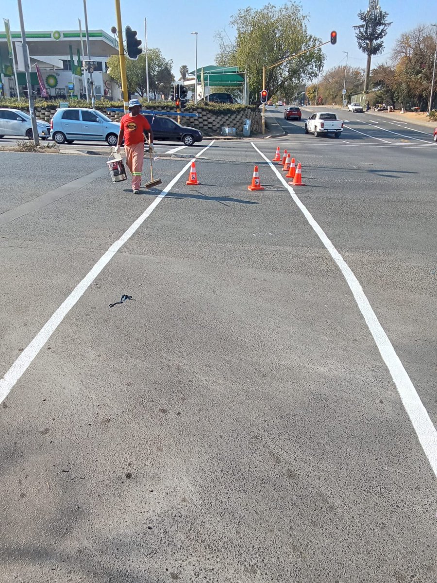 MyJRA's tweet image. The team is painting faded road markings for improved visibility and safety along Main Road, Vlok Road, and Payne Road in Bryanston 🚧🚧
@CityofJoburgZA @CrumRegionB #JoburgServices