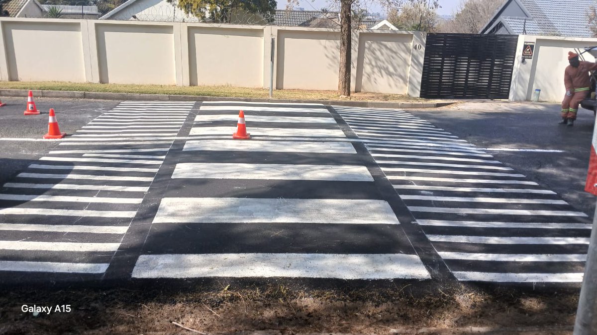 MyJRA's tweet image. The team is painting faded road markings for improved visibility and safety along Main Road, Vlok Road, and Payne Road in Bryanston 🚧🚧
@CityofJoburgZA @CrumRegionB #JoburgServices