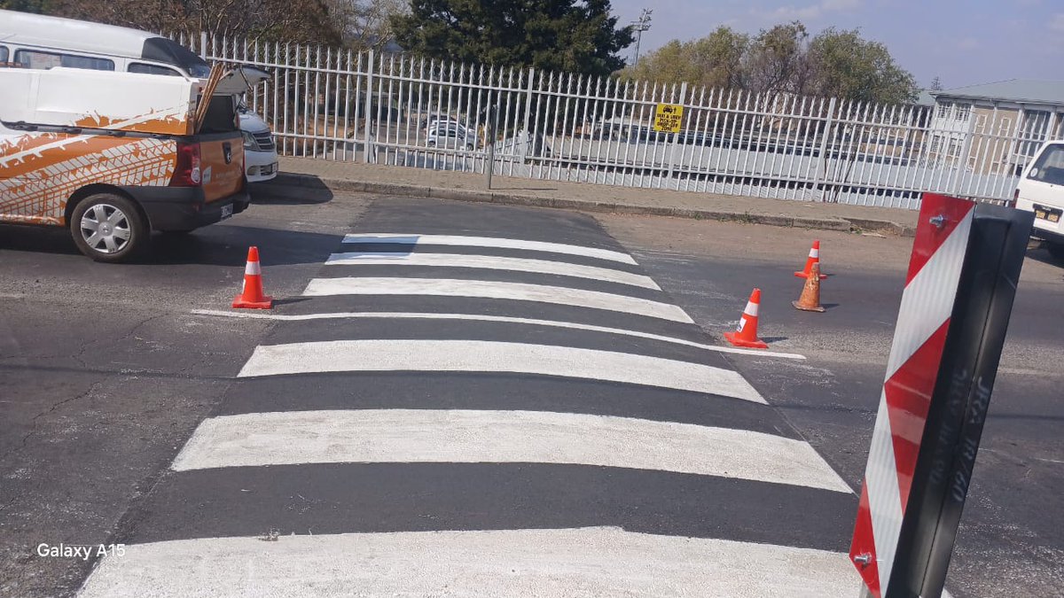 MyJRA's tweet image. The team is painting faded road markings for improved visibility and safety along Main Road, Vlok Road, and Payne Road in Bryanston 🚧🚧
@CityofJoburgZA @CrumRegionB #JoburgServices